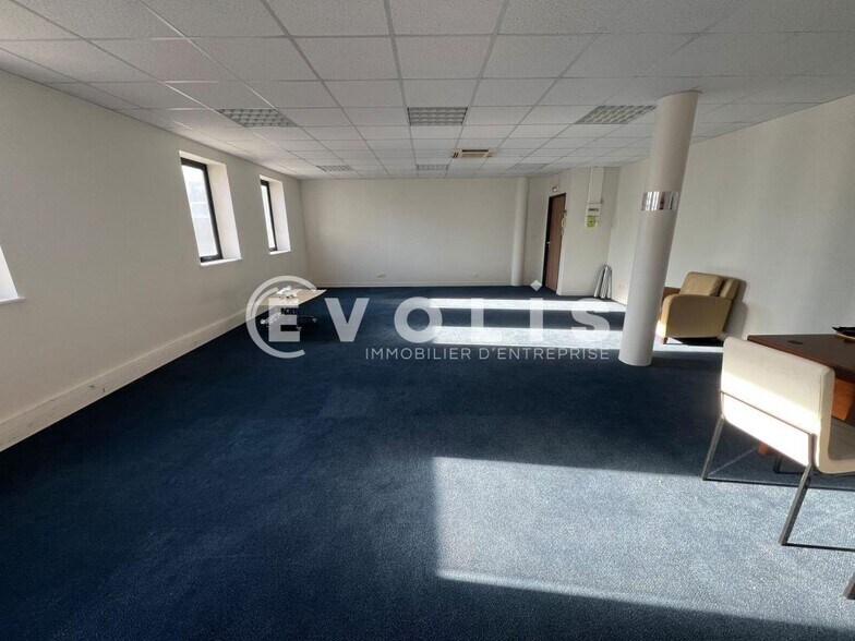 Office in Bussy-Saint-Georges for lease - Interior Photo - Image 2 of 5