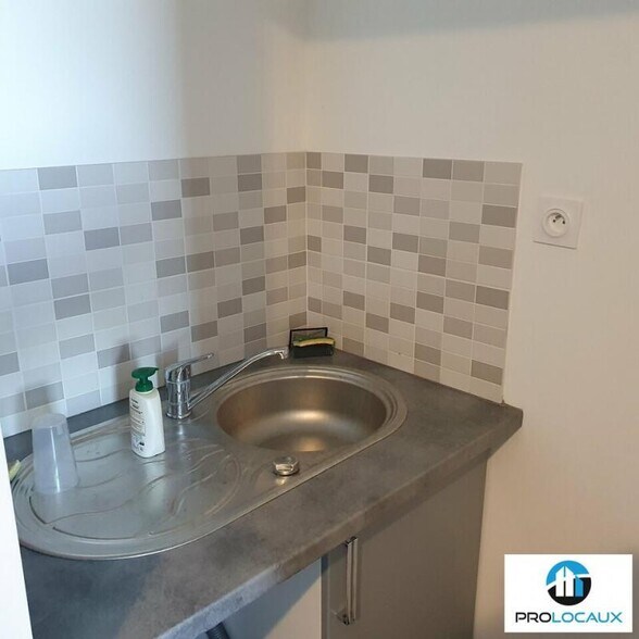 Flex in Voiron for lease - Interior Photo - Image 3 of 13