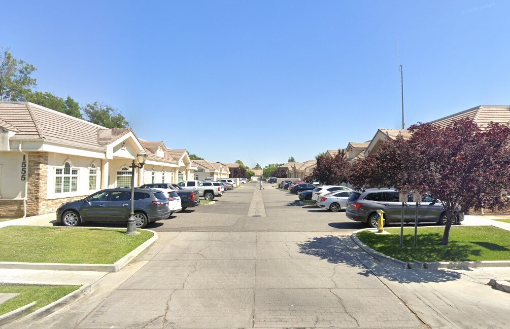 1555 Shaw Ave, Clovis, CA for lease Primary Photo- Image 1 of 6