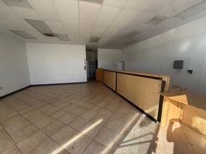 16846 Valley Blvd, Fontana, CA à louer Photo intérieure- Image 2 de 10