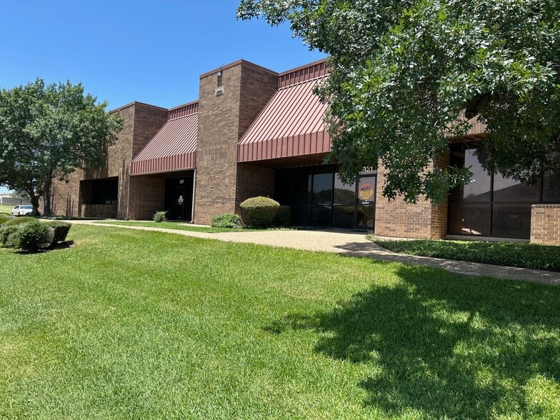 817 Greenview Dr, Grand Prairie, TX for lease - Building Photo - Image 2 of 24