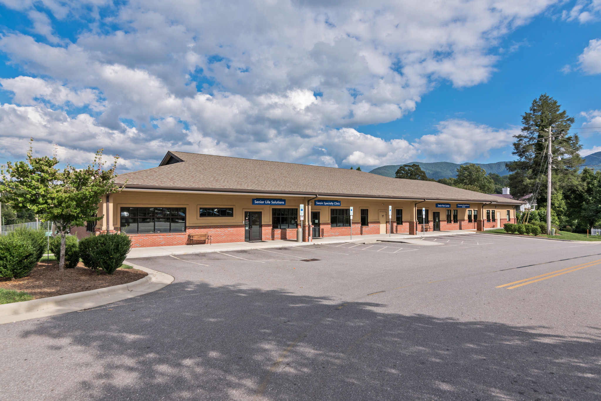 470 Center St, Bryson City, NC for sale Primary Photo- Image 1 of 7