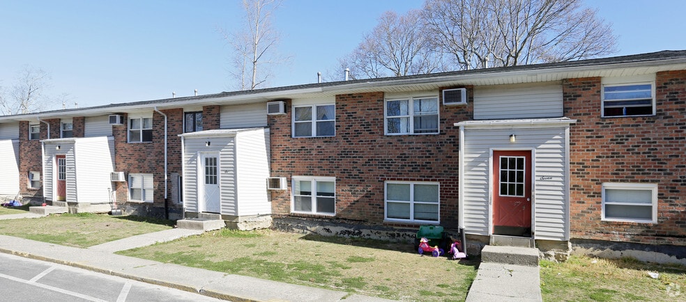 62 Oak St, Westhampton Beach, NY à vendre - Photo du bâtiment - Image 3 de 4