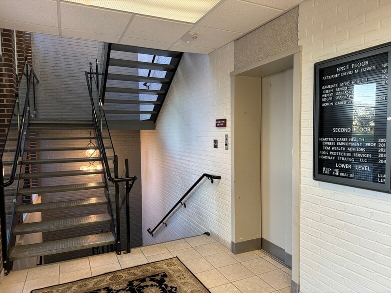 66 S Miller Rd, Fairlawn, OH à louer - Photo du bâtiment - Image 2 de 4