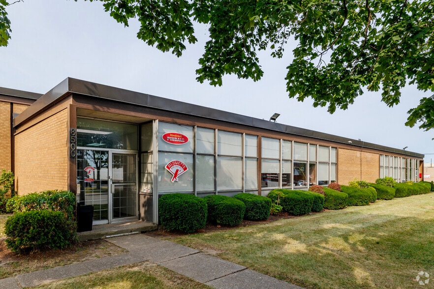 8500 Delmeade Ch, Mont-Royal, QC for lease - Primary Photo - Image 1 of 4