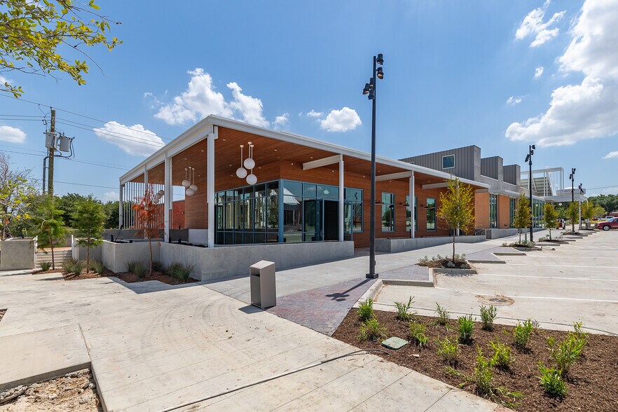 1717 E Spring Creek Pky, Plano, TX à louer - Photo du bâtiment - Image 2 de 8