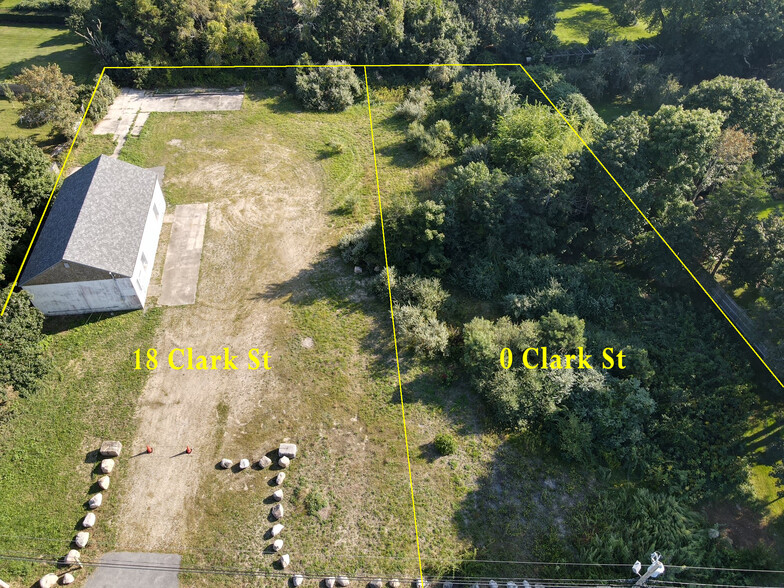 0 & 18 Clark Street, East Falmouth, MA à vendre - Photo principale - Image 1 de 2