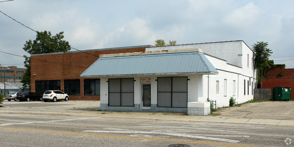 444-450 W Russell St, Fayetteville, NC for lease - Building Photo - Image 2 of 6