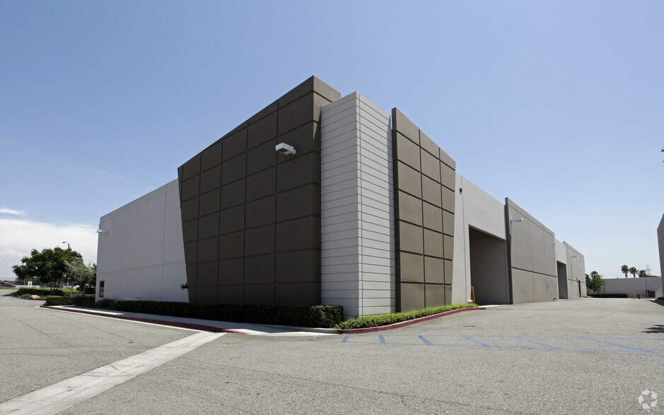 1920 S Rochester Ave, Ontario, CA à louer - Photo du bâtiment - Image 2 de 9