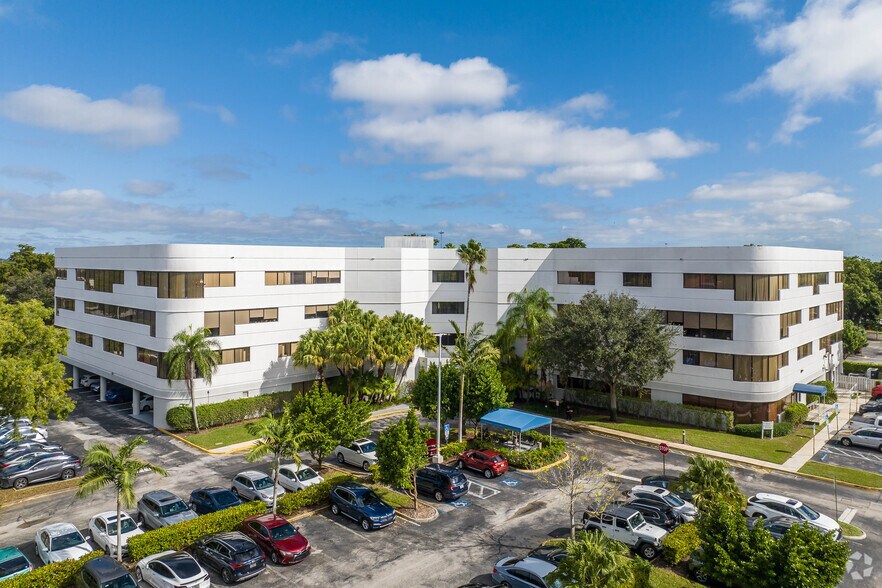 9050 Pines Blvd, Pembroke Pines, FL à louer - Photo du bâtiment - Image 2 de 36