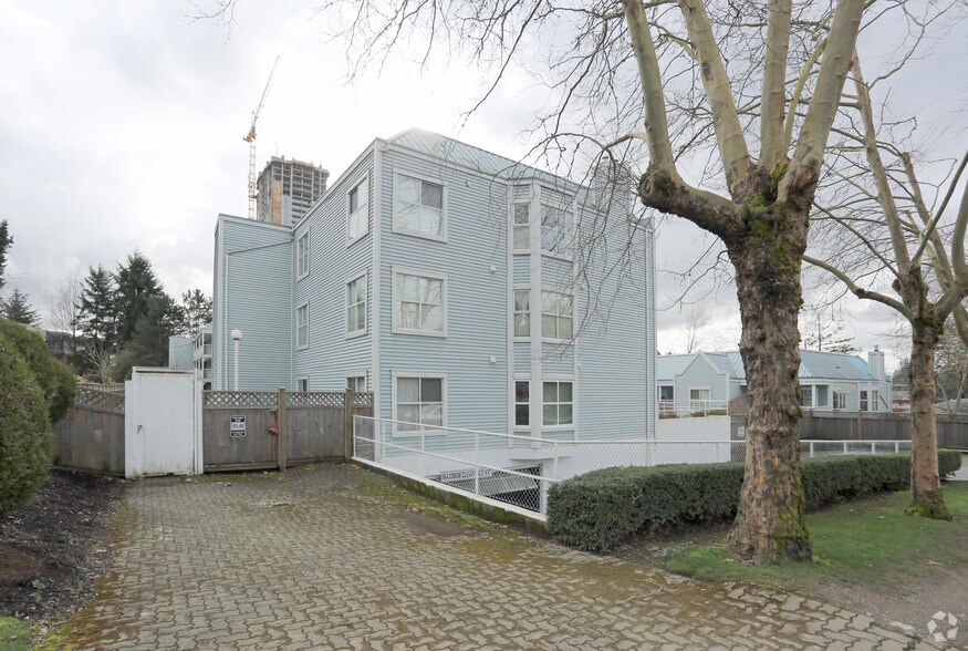 10050-10090 137 A St, Surrey, BC à vendre - Photo du bâtiment - Image 3 de 5