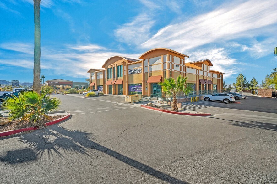 1510 W Horizon Ridge Pky, Henderson, NV à louer - Photo du bâtiment - Image 3 de 11