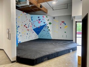 1001-1071 SE Tualatin Valley Hwy, Hillsboro, OR for lease Interior Photo- Image 2 of 4