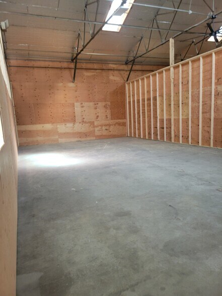 6 Railroad Yard Rd, Deerfield, MA for lease - Building Photo - Image 2 of 15