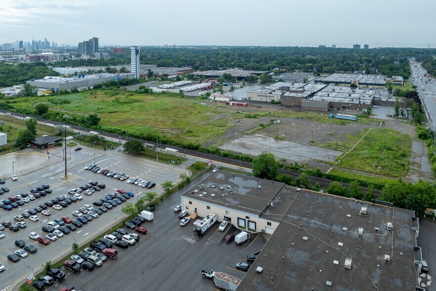 2401 Dixie Rd, Mississauga, ON à louer - Photo du bâtiment - Image 2 de 2