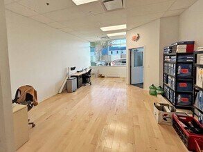 1971 Broadway St, Port Coquitlam, BC à louer Photo intérieure- Image 2 de 3