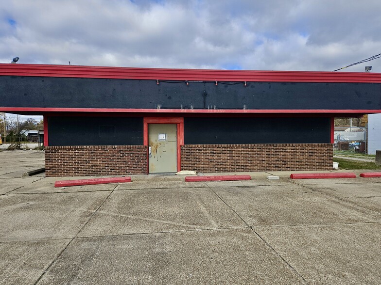 1104 E Diamond Ave, Evansville, IN for sale - Building Photo - Image 2 of 29