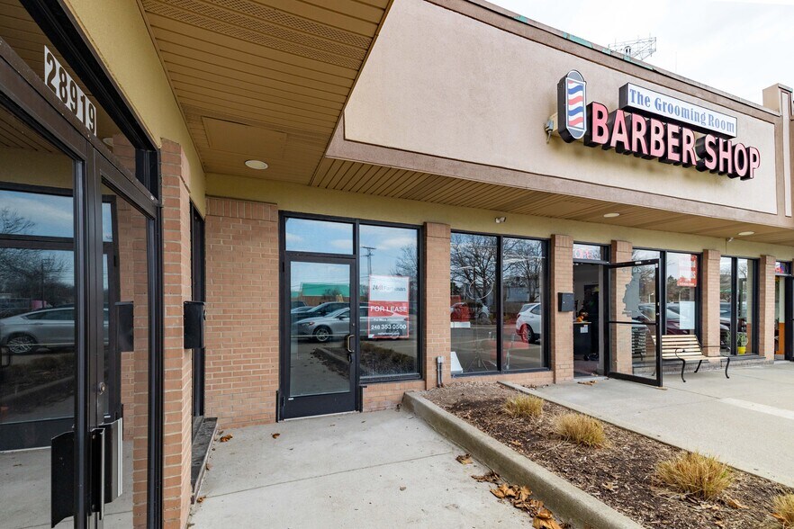 20095-20119 W 12 Mile Rd, Southfield, MI for lease - Building Photo - Image 2 of 12