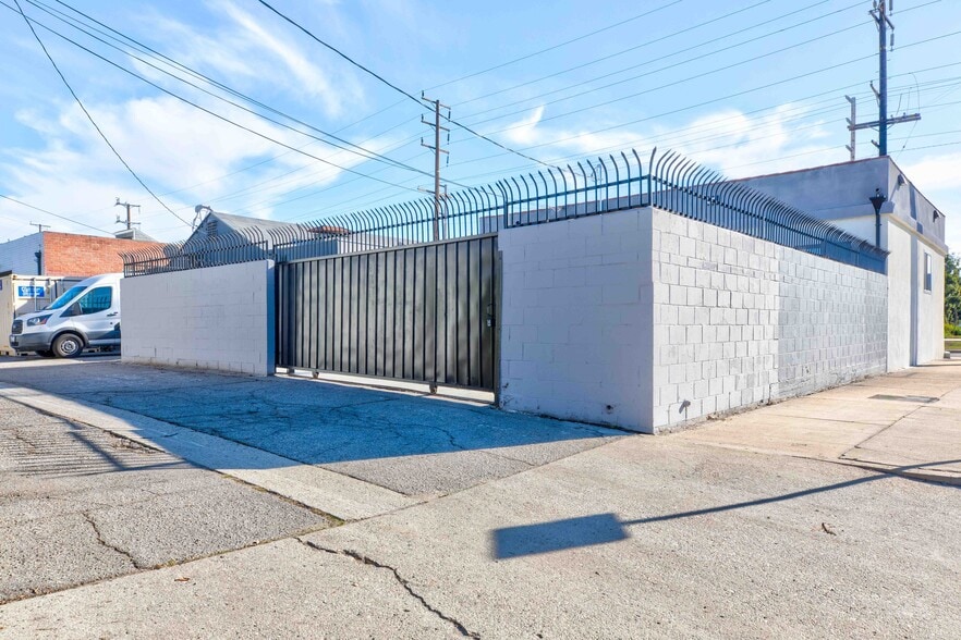 10721 Chandler Blvd, North Hollywood, CA for lease - Building Photo - Image 3 of 15