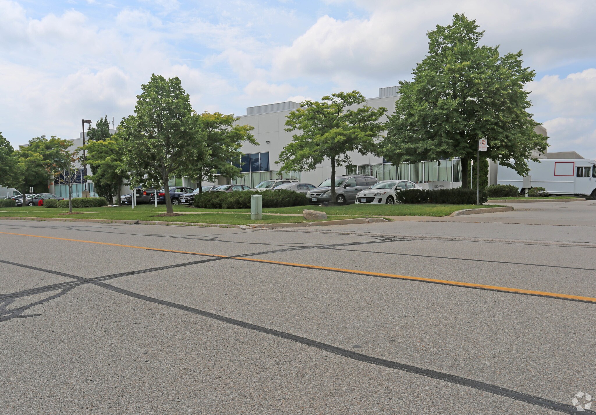 4090A Sladeview Cres, Mississauga, ON for lease Primary Photo- Image 1 of 8