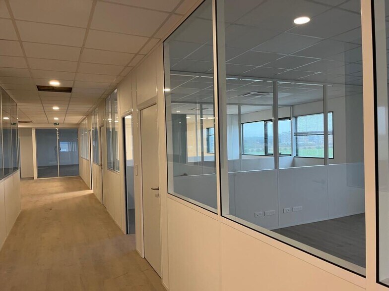 Flex in Taverny for lease - Interior Photo - Image 3 of 5