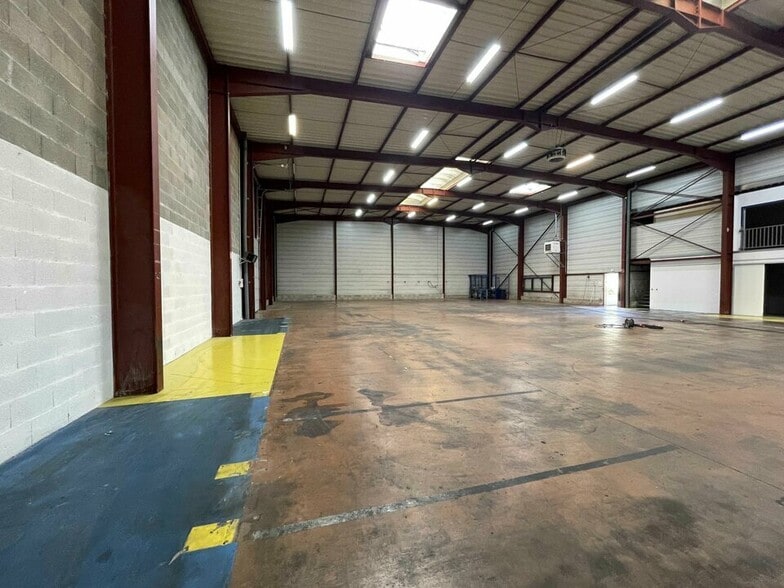 Flex in Corbas for lease - Interior Photo - Image 2 of 12