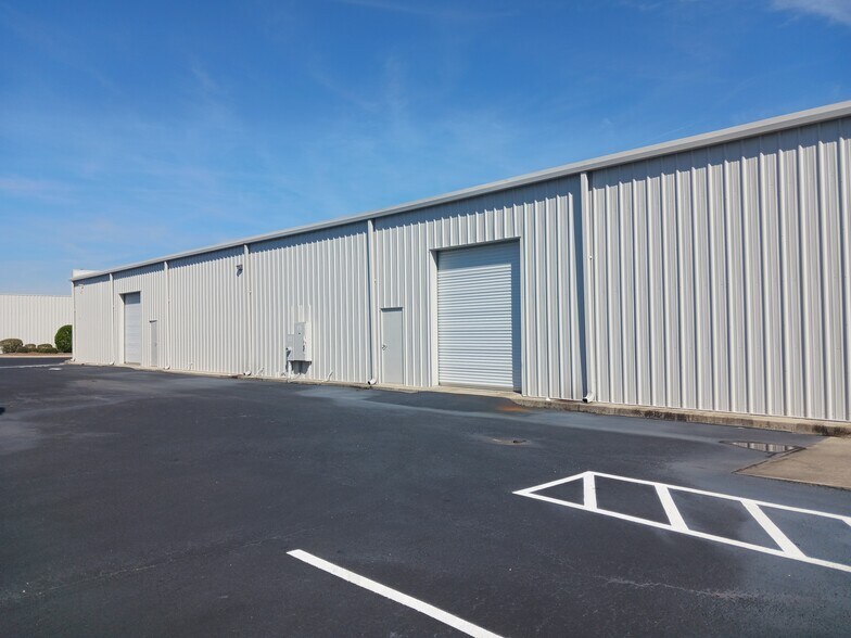 201 Commerce Center Dr, Brunswick, GA for sale - Building Photo - Image 2 of 4