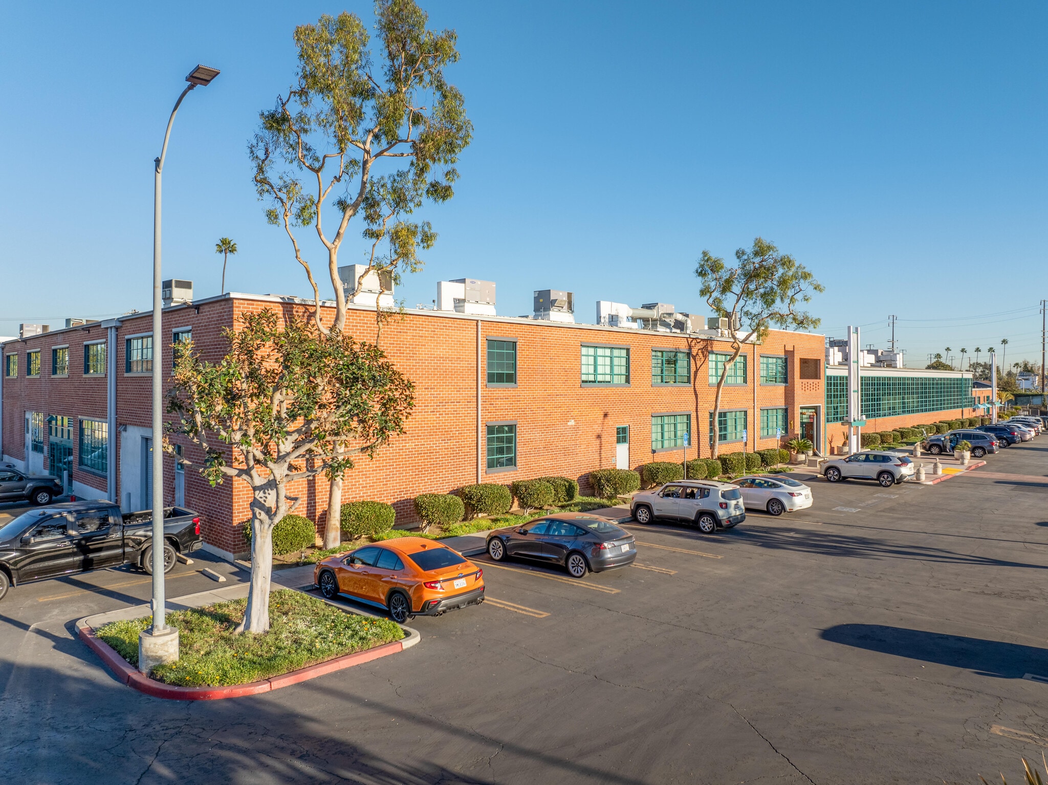 2440 S Sepulveda Blvd, Los Angeles, CA à louer Photo du bâtiment- Image 1 de 11