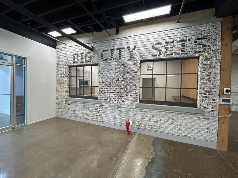 3033 W Ohio St, Chicago, IL à louer - Photo du bâtiment - Image 3 de 12