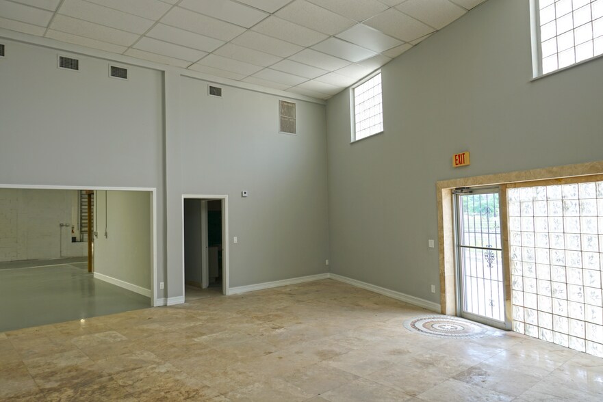 821 27th St, West Palm Beach, FL à louer - Photo du bâtiment - Image 3 de 11