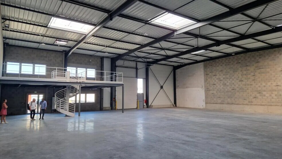 Flex in Saint-Priest for lease - Building Photo - Image 3 of 18