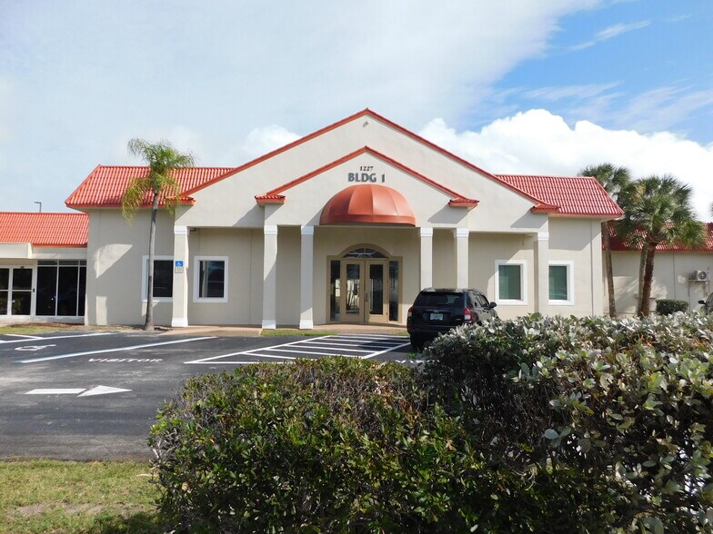 1227 S Patrick Dr, Satellite Beach, FL à louer - Photo du bâtiment - Image 2 de 34