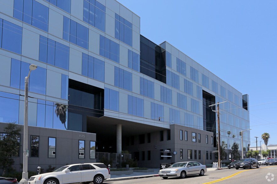 1575 N Gower St, Los Angeles, CA à louer - Photo du bâtiment - Image 2 de 6