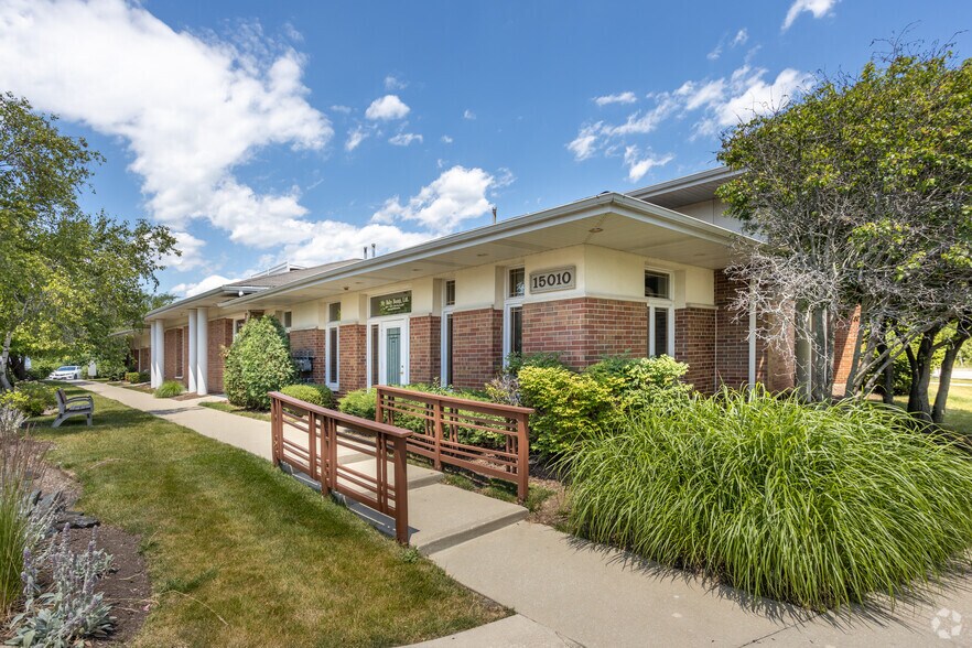 15010 Ravinia Ave, Orland Park, IL à louer - Photo du bâtiment - Image 1 de 4