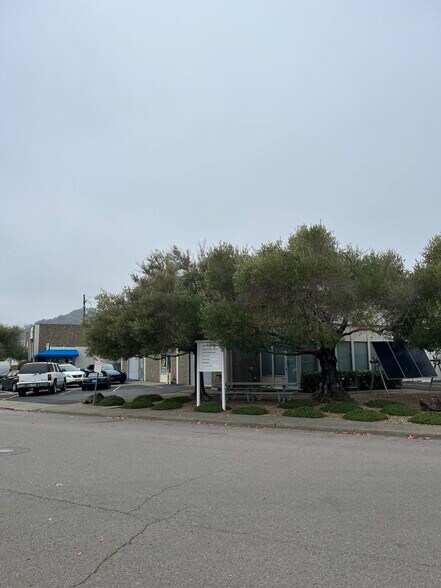 20-24 Mark Dr, San Rafael, CA à louer - Photo du bâtiment - Image 3 de 4