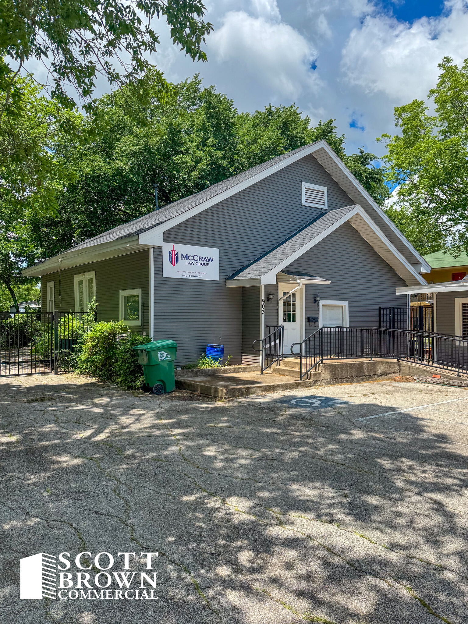 903 N Elm St, Denton, TX à louer Photo du bâtiment- Image 1 de 7