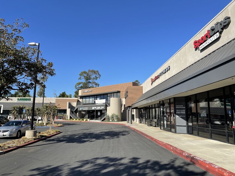 2941 Cochran St, Simi Valley, CA à louer - Photo du bâtiment - Image 2 de 4