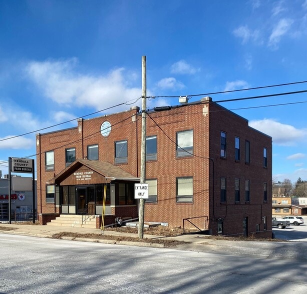 111 E Van Emmon St, Yorkville, IL for lease - Building Photo - Image 2 of 4