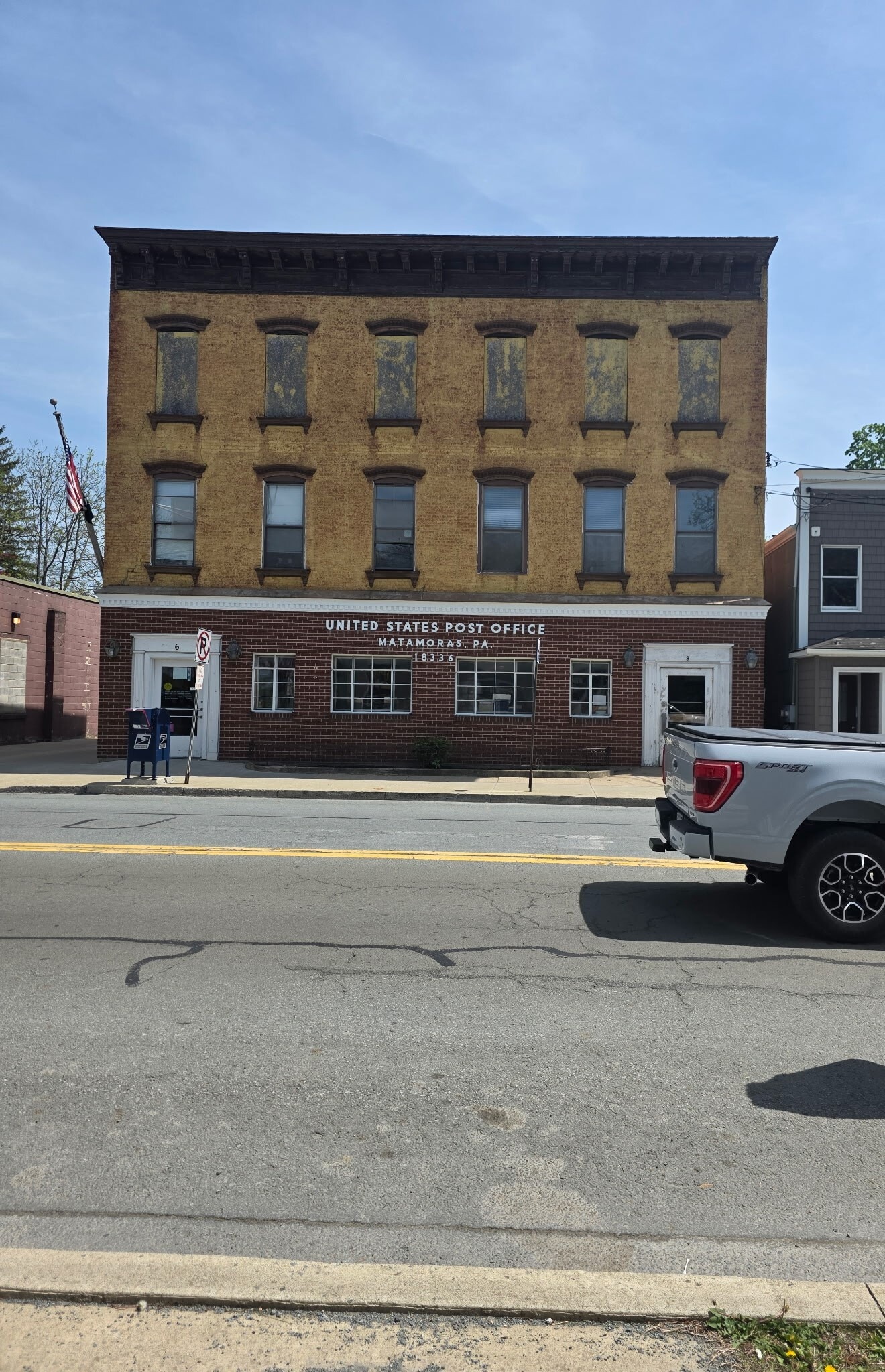 8 Pennsylvania Ave, Matamoras, PA for lease Building Photo- Image 1 of 2