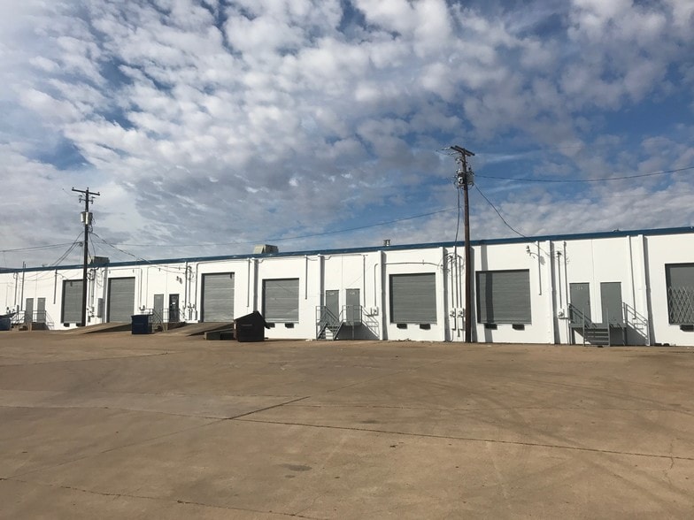 5848-5884 E Berry St, Fort Worth, TX for lease - Building Photo - Image 3 of 14