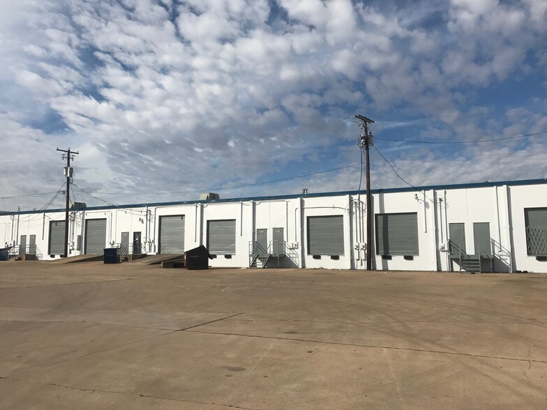 5848-5884 E Berry St, Fort Worth, TX à louer - Photo du bâtiment - Image 3 de 14