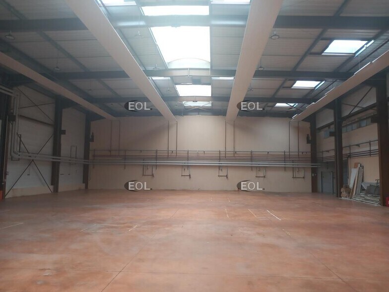 Flex in Cergy for lease - Interior Photo - Image 2 of 5