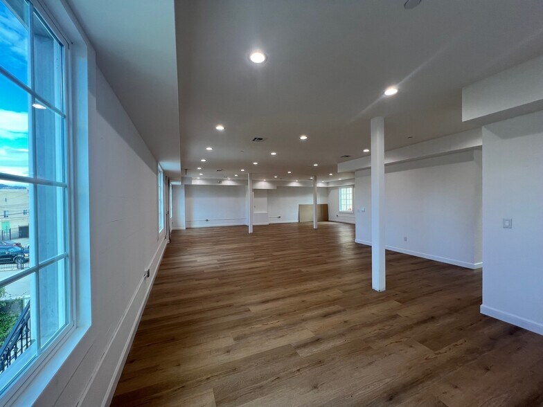 7053 Owensmouth Ave, Canoga Park, CA à louer - Photo du bâtiment - Image 3 de 19