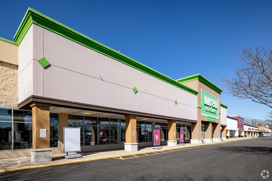 15-107-15-109 Middle Country Rd, Selden, NY à louer - Photo principale - Image 2 de 2