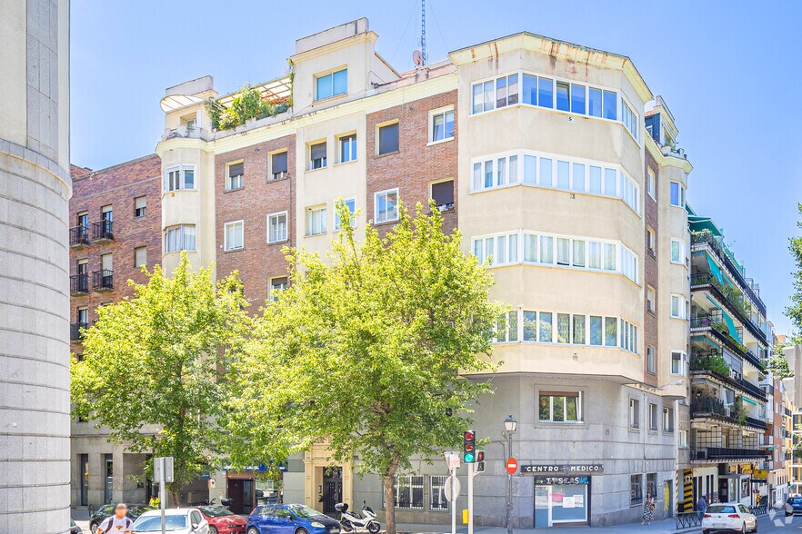 Immeuble residentiel dans Madrid, Madrid à vendre - Photo du bâtiment - Image 2 de 2
