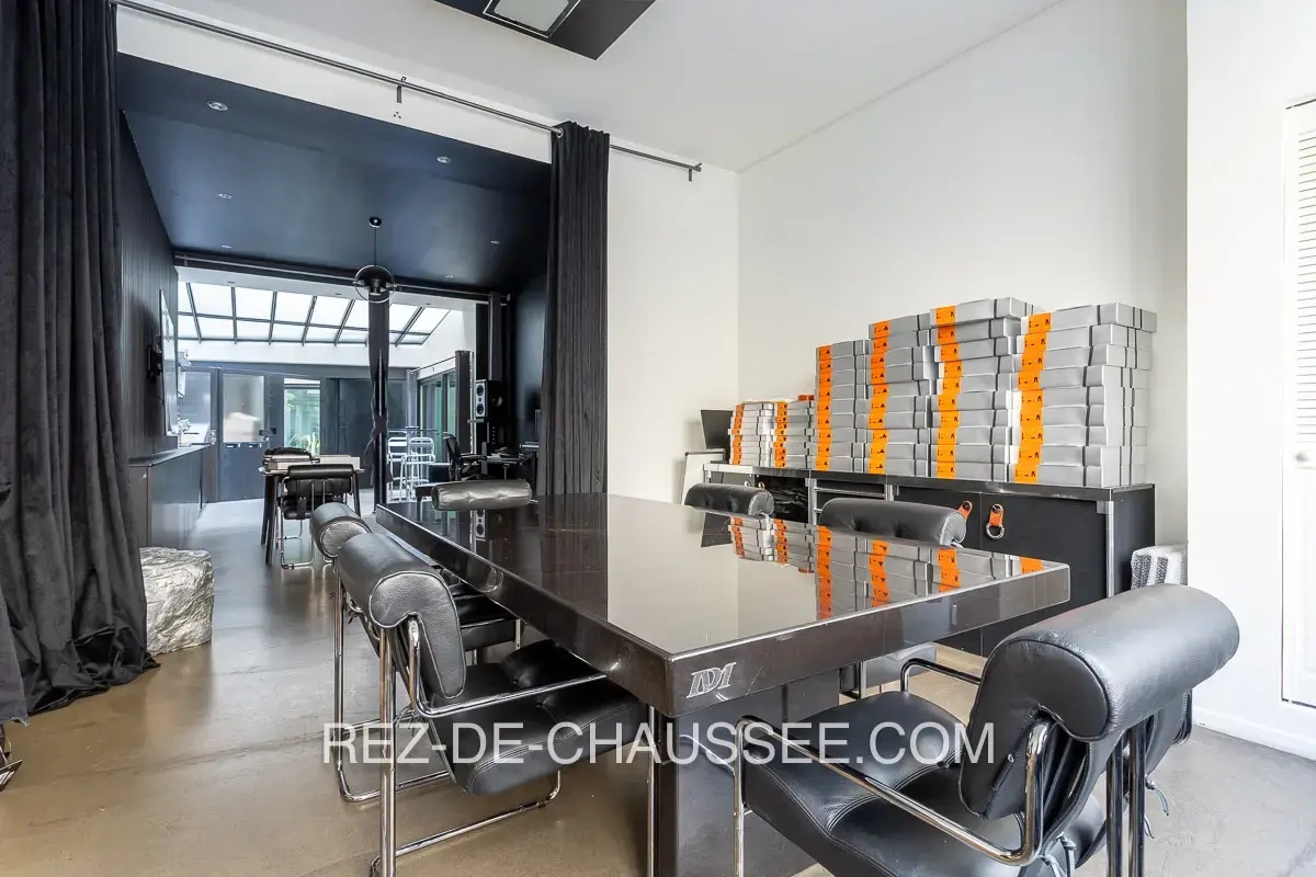 Retail in Paris for lease Interior Photo- Image 1 of 9