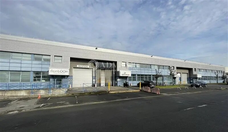 Flex in La Courneuve for lease Building Photo- Image 1 of 7
