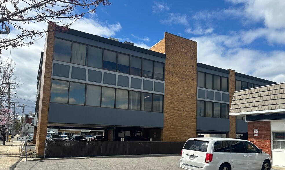 399 Conklin St, Farmingdale, NY à louer - Photo du bâtiment - Image 3 de 6