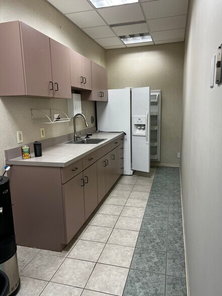 11780 Borman Dr, Maryland Heights, MO à louer - Photo du bâtiment - Image 3 de 16