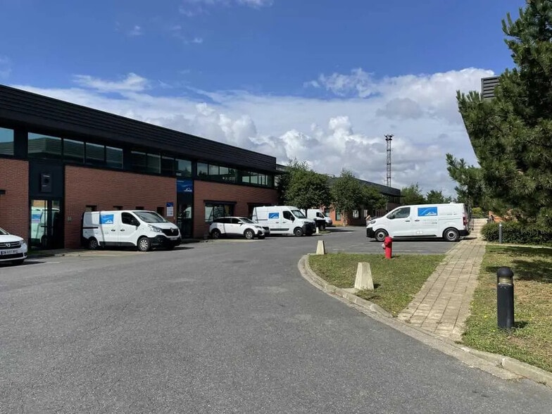 Office in Saint-Denis for lease - Building Photo - Image 3 of 14